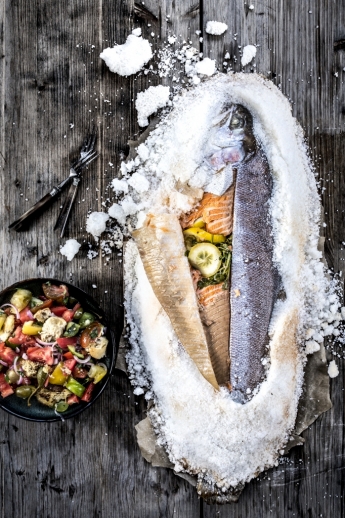 Lachsforelle in der Salzkruste mit Tomaten-Brotsalat